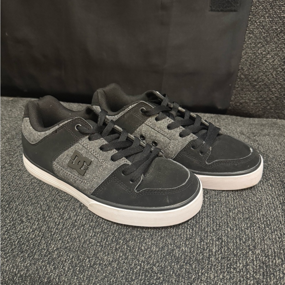DC Men's7.5  Black and Gray Sneakers